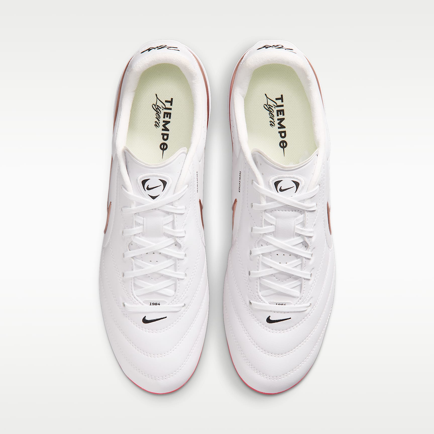 Nike Tiempo Ligera Pro Low-Top-Fußballschuh für Kunstrasen – Weiß/Bright Crimson/Blur