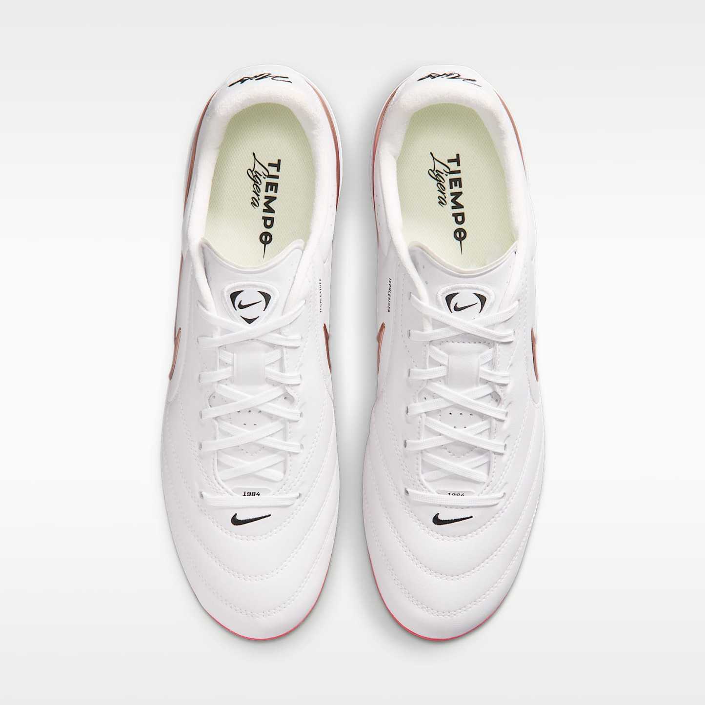 Nike Tiempo Ligera Pro Low-Top-Fußballschuh für Kunstrasen – Weiß/Bright Crimson/Blur