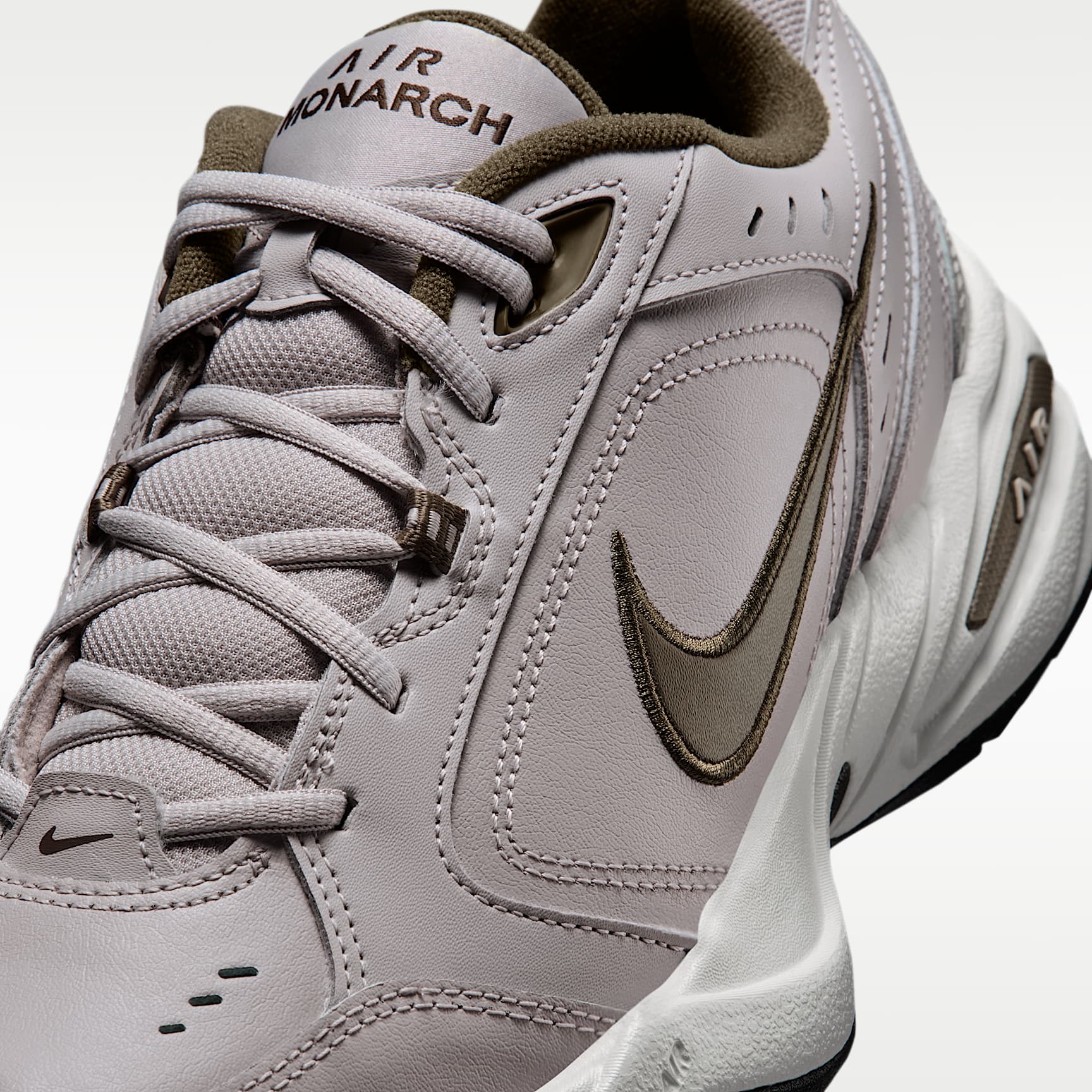 Nike Air Monarch IV Workout-Schuh für Herren – Moon Particle/Schwarz/Dark Hazel