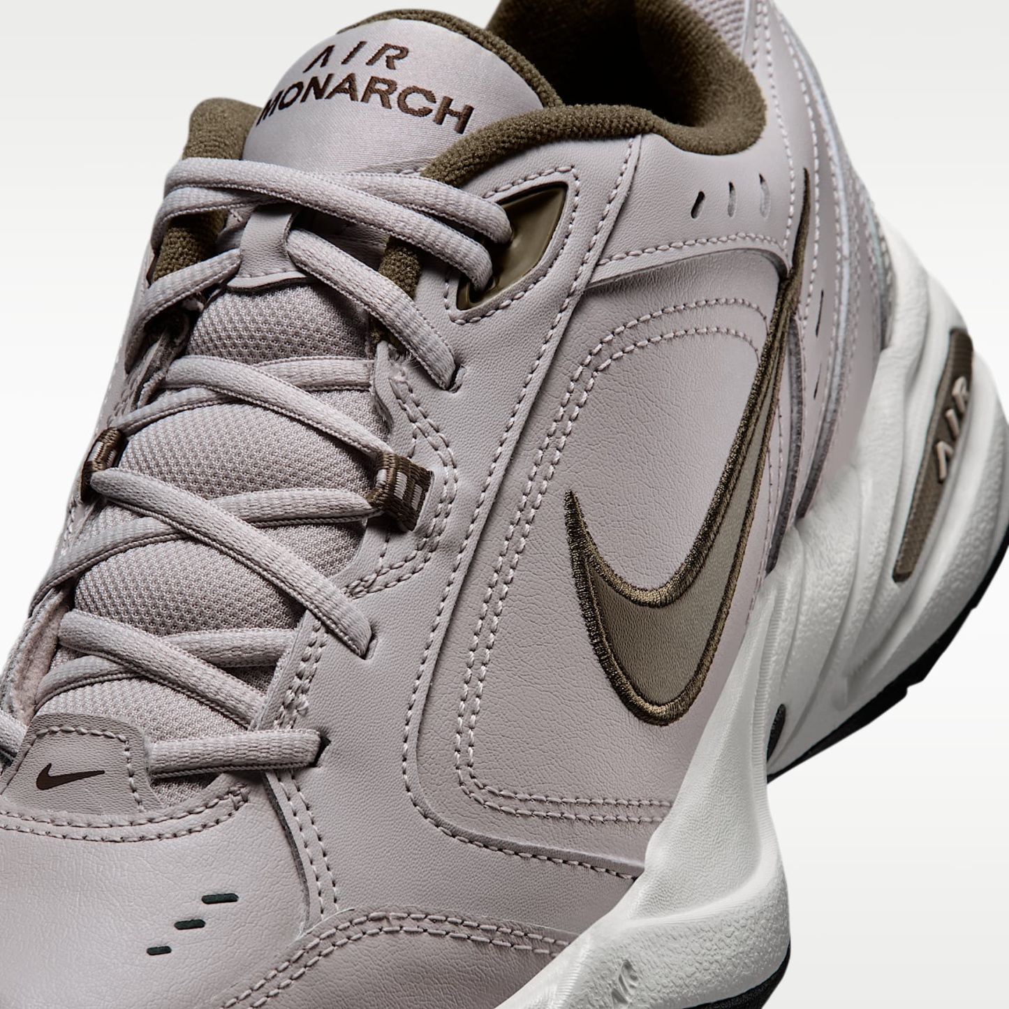 Nike Air Monarch IV Workout-Schuh für Herren – Moon Particle/Schwarz/Dark Hazel
