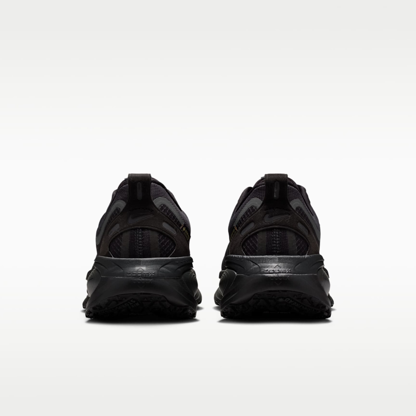 Nike Vomero 18 GORE-TEX wasserdichter Straßenlaufschuh mit reflektierenden Akzenten (Herren) – Schwarz/Anthracite