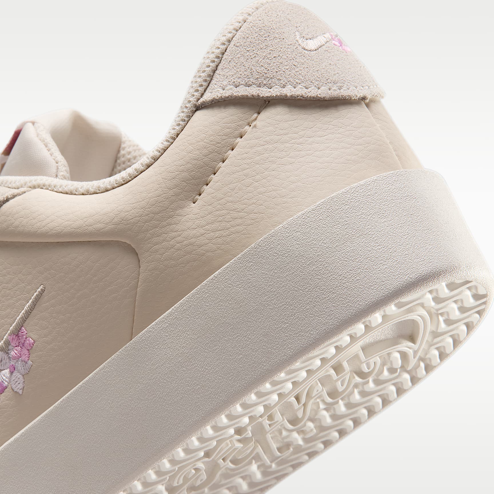 Nike Court Heritage SE "Stitched Floral" Schuh (Damen) – Light Orewood Brown/Phantom/Bleached Lilac/Cream II