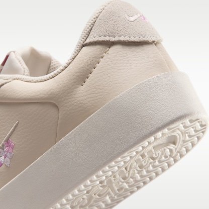 Nike Court Heritage SE "Stitched Floral" Schuh (Damen) – Light Orewood Brown/Phantom/Bleached Lilac/Cream II