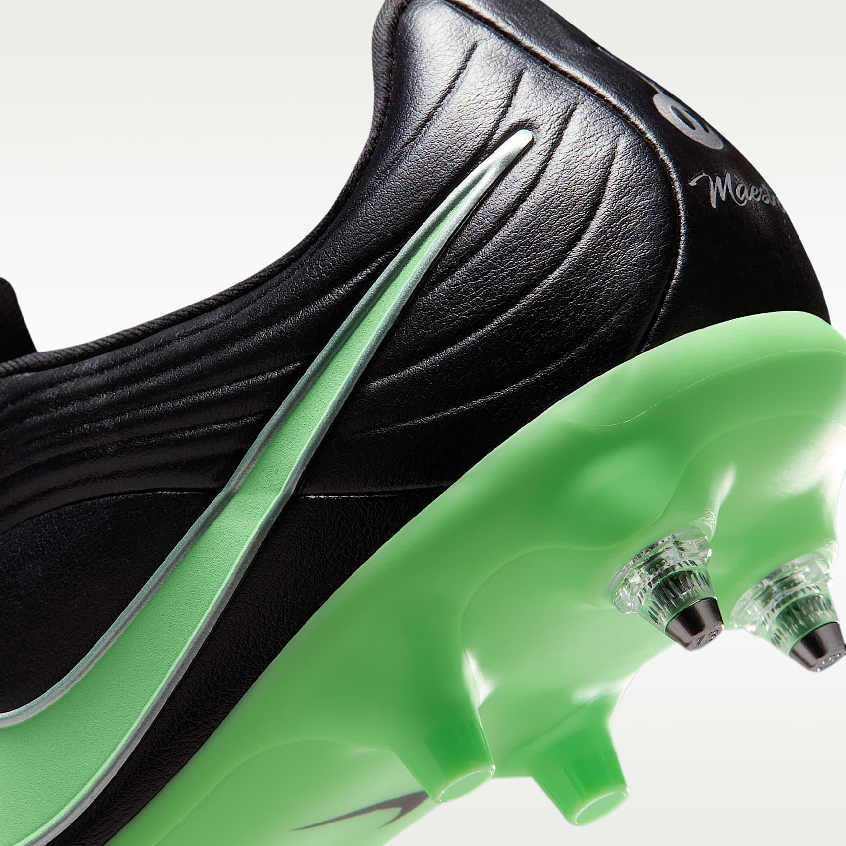 Nike Tiempo Maestro Academy Low Top Fußballschuh für weichen Rasen – Schwarz/Schwarz/Illusion Green