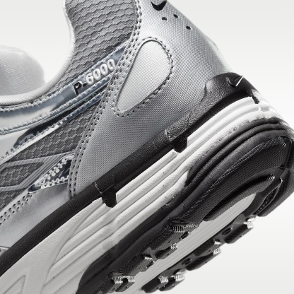 Nike P-6000 Schuh – Metallic Silver/Sail/Schwarz/Metallic Silver