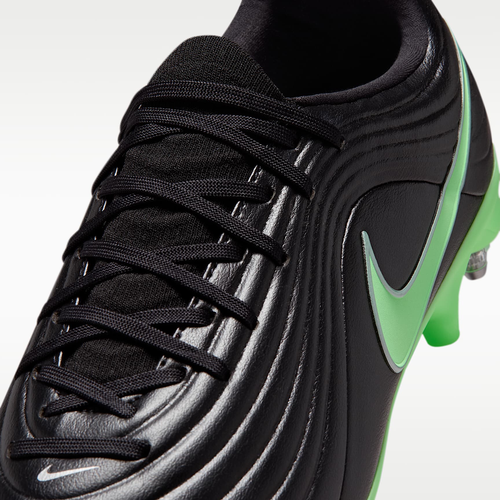 Nike Tiempo Maestro Academy Low Top Fußballschuh für weichen Rasen – Schwarz/Schwarz/Illusion Green