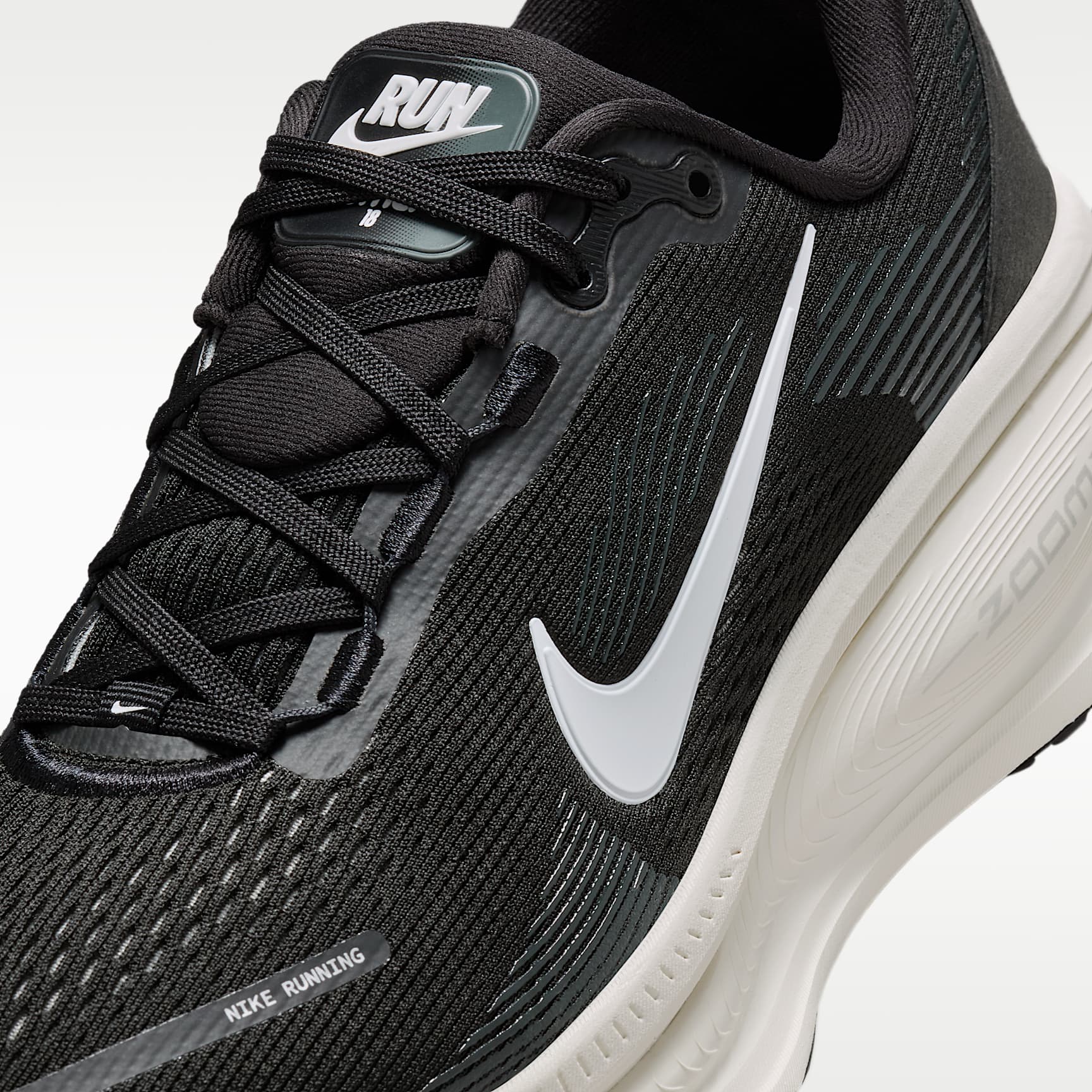 Nike Vomero 18 Straßenlaufschuh (Damen) – Schwarz/Coconut Milk/Light Iron Ore/Summit White