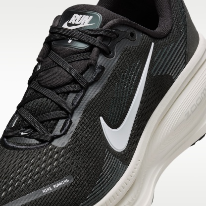 Nike Vomero 18 Straßenlaufschuh (Damen) – Schwarz/Coconut Milk/Light Iron Ore/Summit White