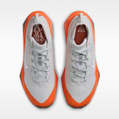 ACG Zegama Trail GORE-TEX wasserdichter Traillaufschuh (Herren) – Light Silver/Safety Orange/Schwarz/Summit White