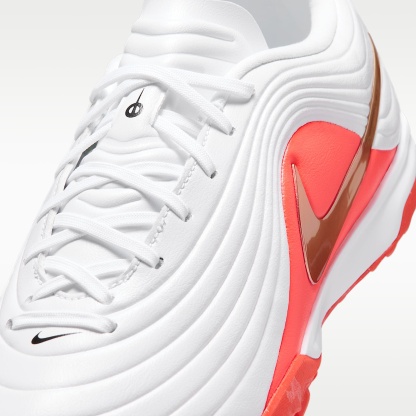 Nike Tiempo Maestro Academy Low-Top-Fußballschuh für Turf – Weiß/Bright Crimson/Blur