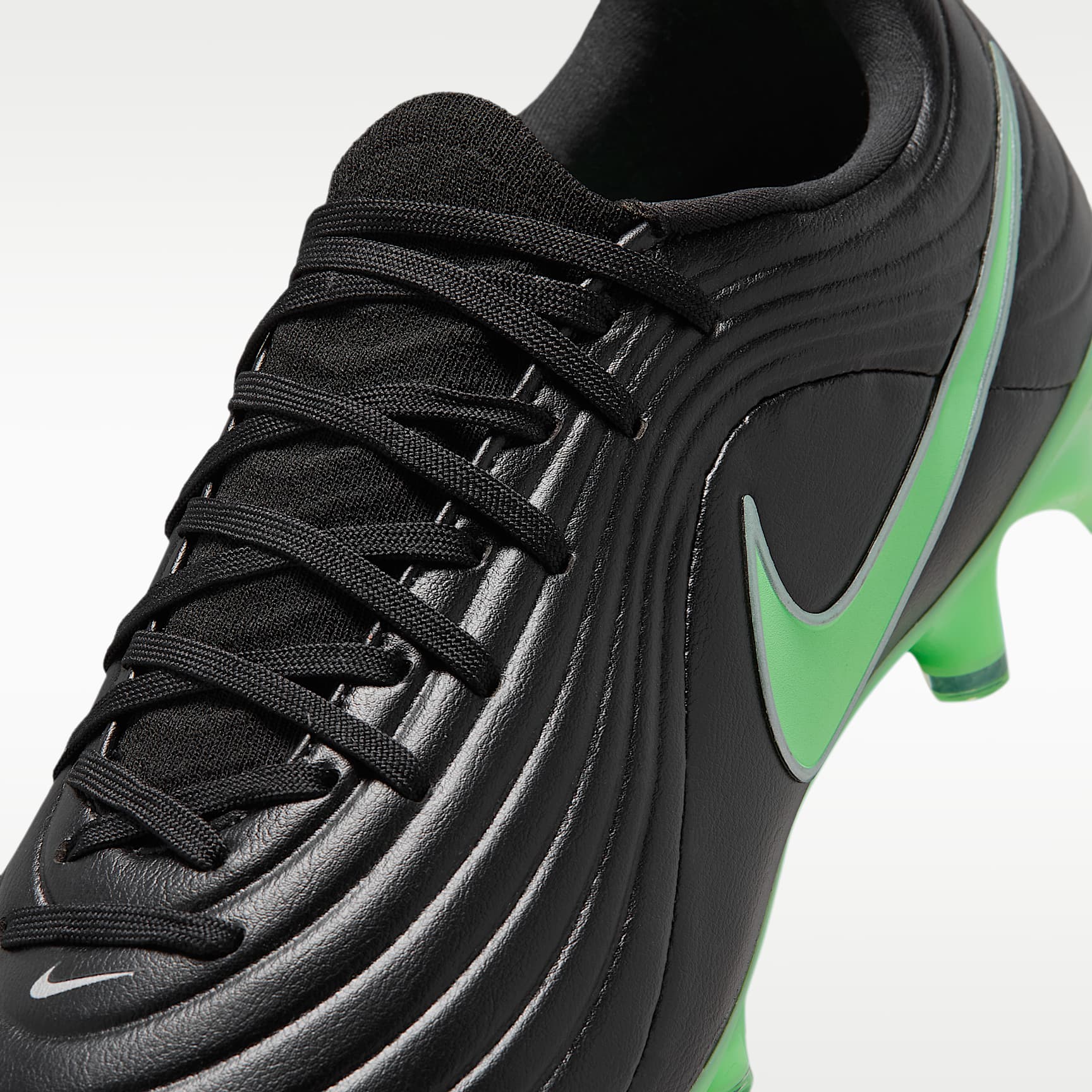 Nike Tiempo Maestro Academy Low Top Fußballschuh für verschiedene Böden – Schwarz/Schwarz/Illusion Green