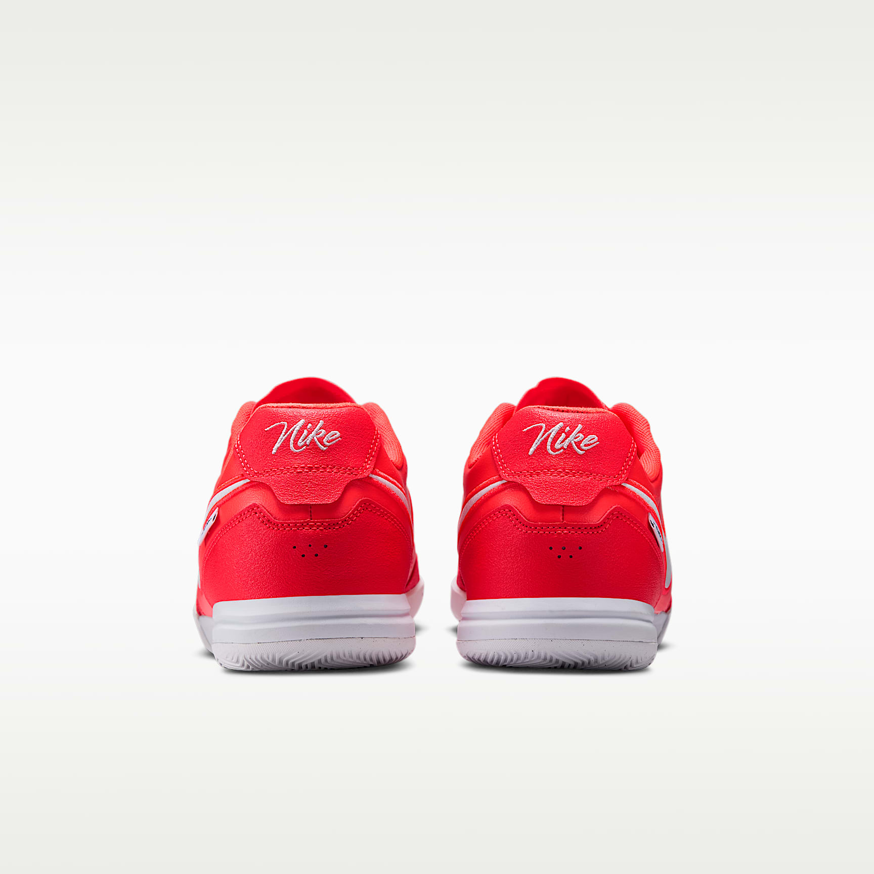 Nike Tiempo Streetgato Low-Top-Fußballschuh für Hallen- und Hartplätze – Bright Crimson/Weiß/Weiß