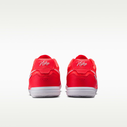 Nike Tiempo Streetgato Low-Top-Fußballschuh für Hallen- und Hartplätze – Bright Crimson/Weiß/Weiß