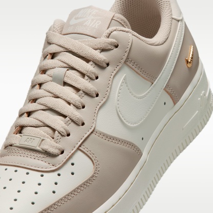 Nike Air Force 1 '07 Schuh (Damen) – Cream II/Metallic Gold/Sail