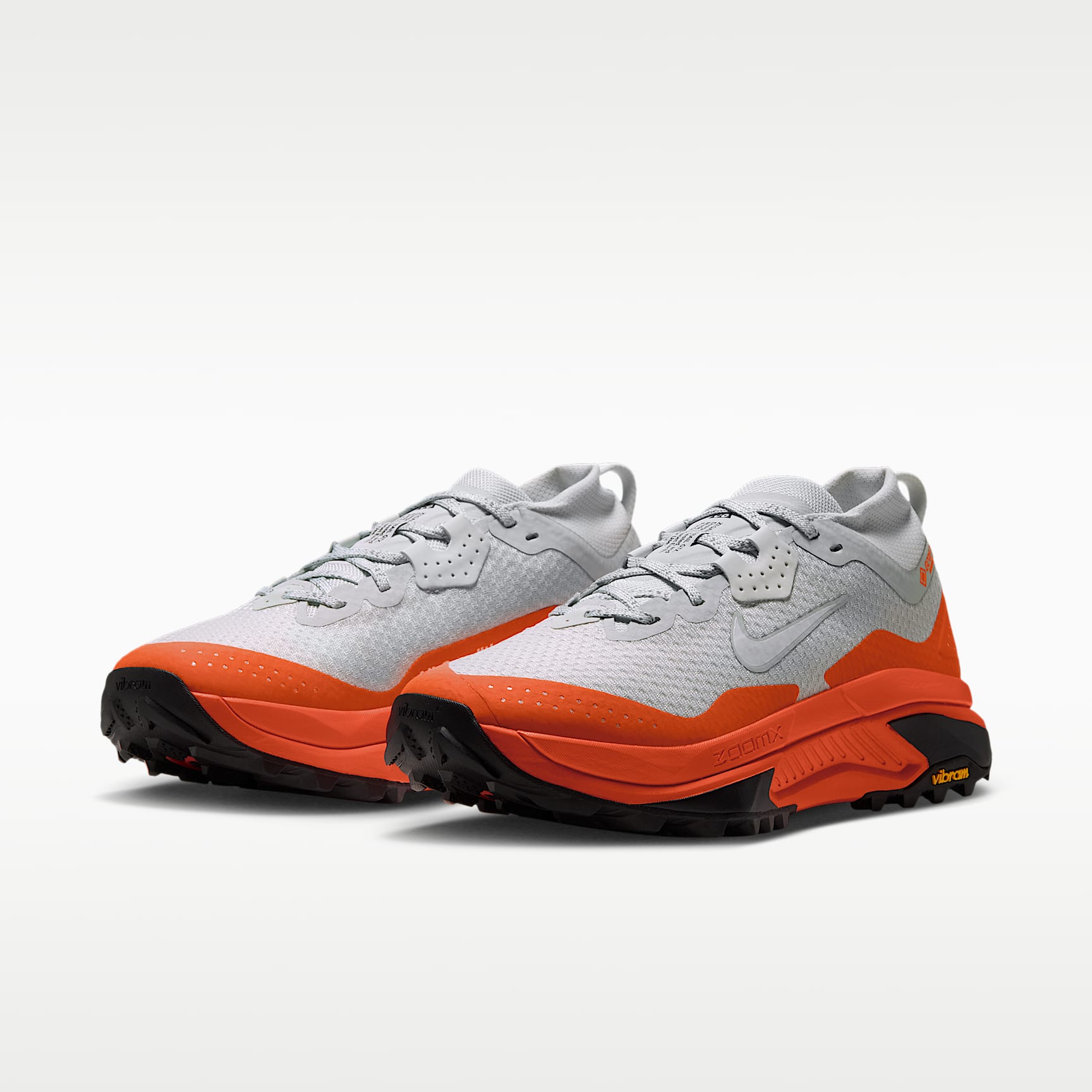 ACG Zegama Trail GORE-TEX wasserdichter Traillaufschuh (Damen) – Light Silver/Safety Orange/Schwarz/Summit White