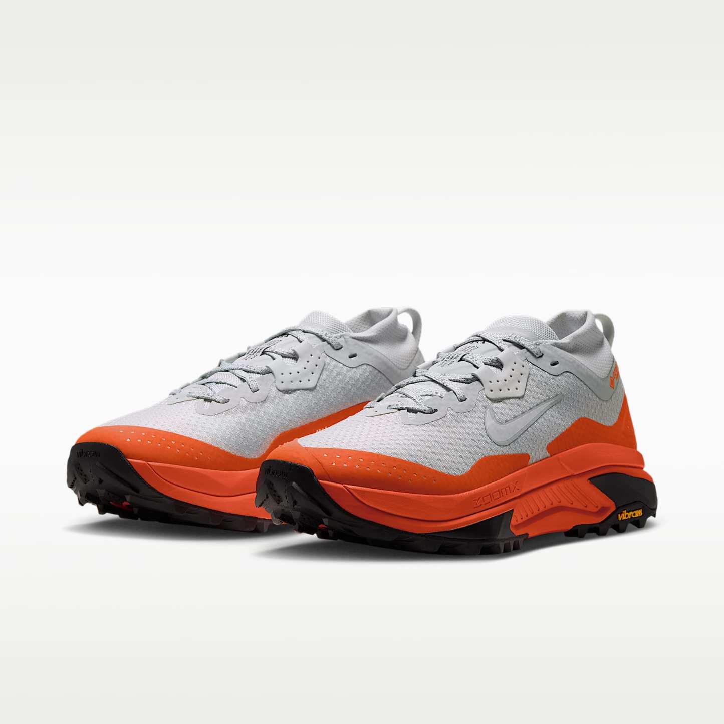 ACG Zegama Trail GORE-TEX wasserdichter Traillaufschuh (Damen) – Light Silver/Safety Orange/Schwarz/Summit White