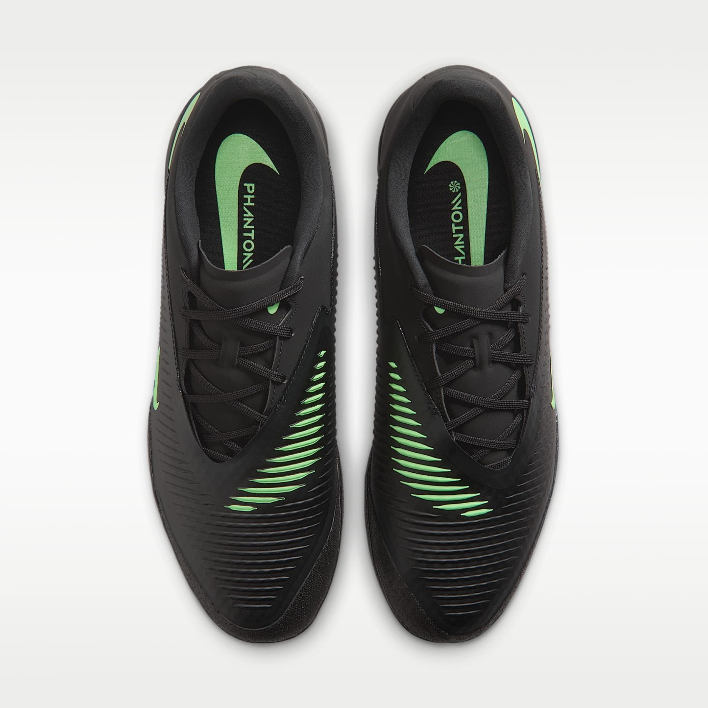 Nike Phantom 6 Low Academy Fußballschuh für Hallen- und Hartplätze – Schwarz/Schwarz/Illusion Green