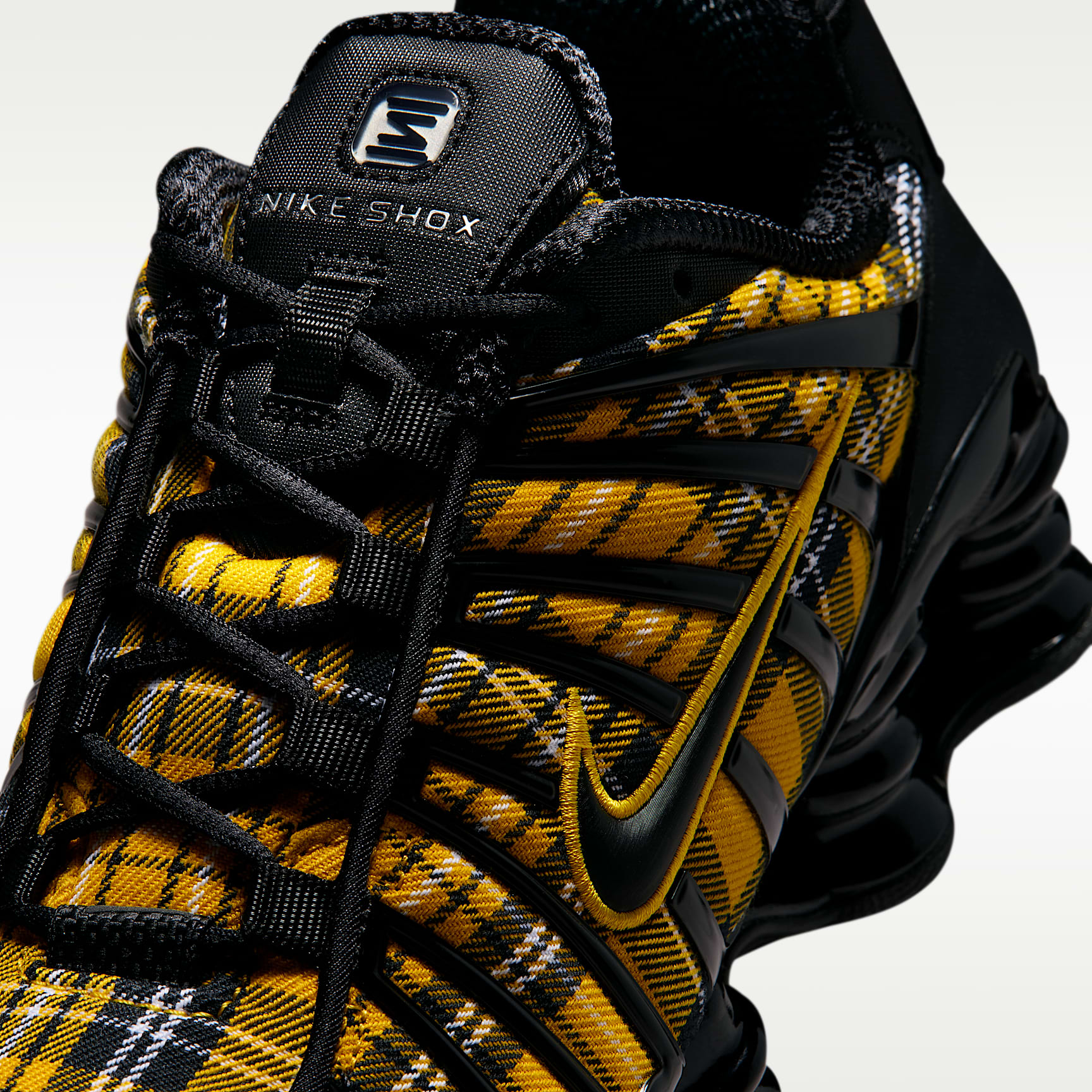 Nike Shox TL Schuh (Damen) – Schwarz/Weiß/Yellow Ochre/Schwarz