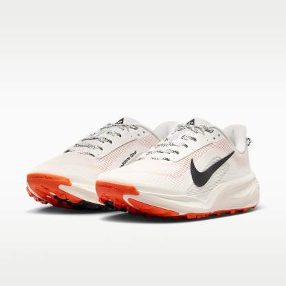 Nike ACG Pegasus Trail Traillaufschuh (Damen) – Summit White/Phantom/Safety Orange/Schwarz
