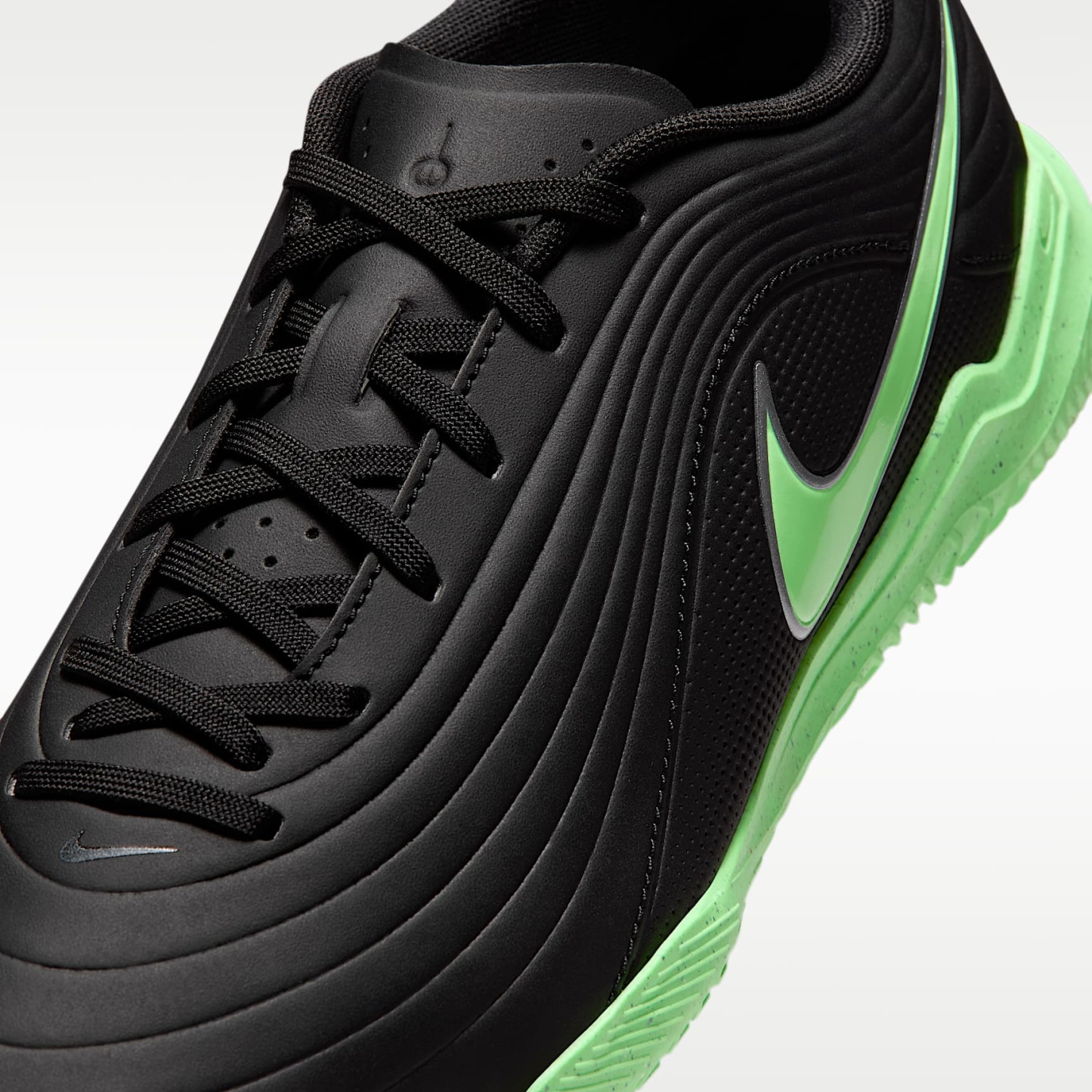 Nike Tiempo Maestro Club Low-Top-Fußballschuh für Hallen- und Hartplätze – Schwarz/Schwarz/Illusion Green
