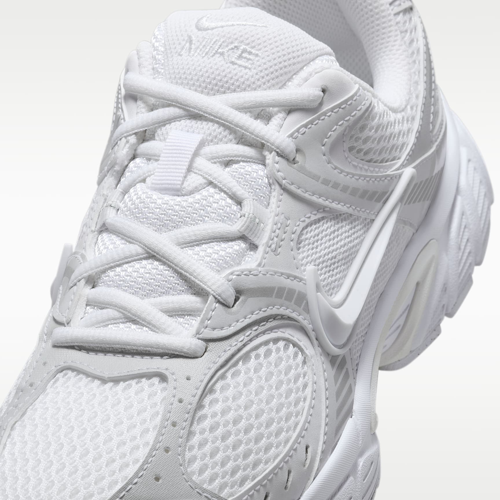 Nike V5 RNR Schuh mit reflektierenden Akzenten (Damen) – Weiß/Schwarz/Metallic Silver/Weiß