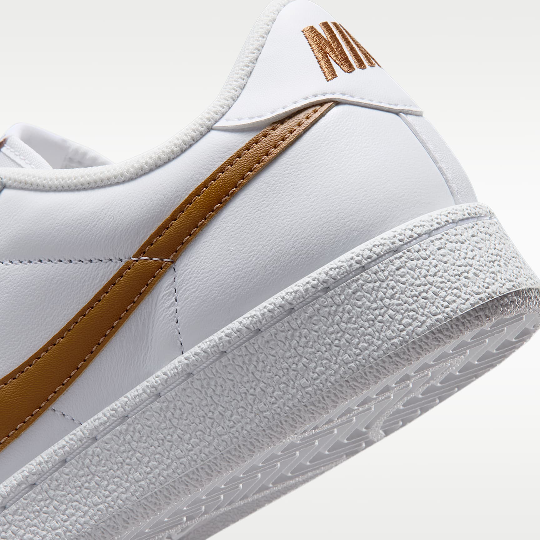 Nike Tennis Classic Damenschuh – Weiß/Weiß/Light British Tan