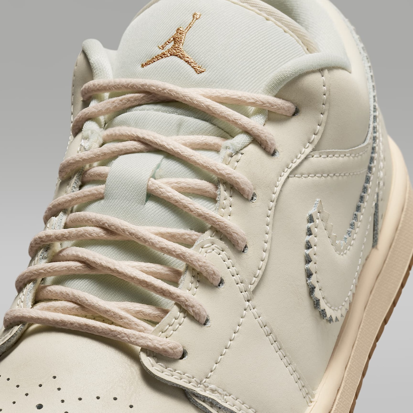 Air Jordan 1 Low SE Damenschuh – Chalk/Metallic Gold/Pearl White/Chalk
