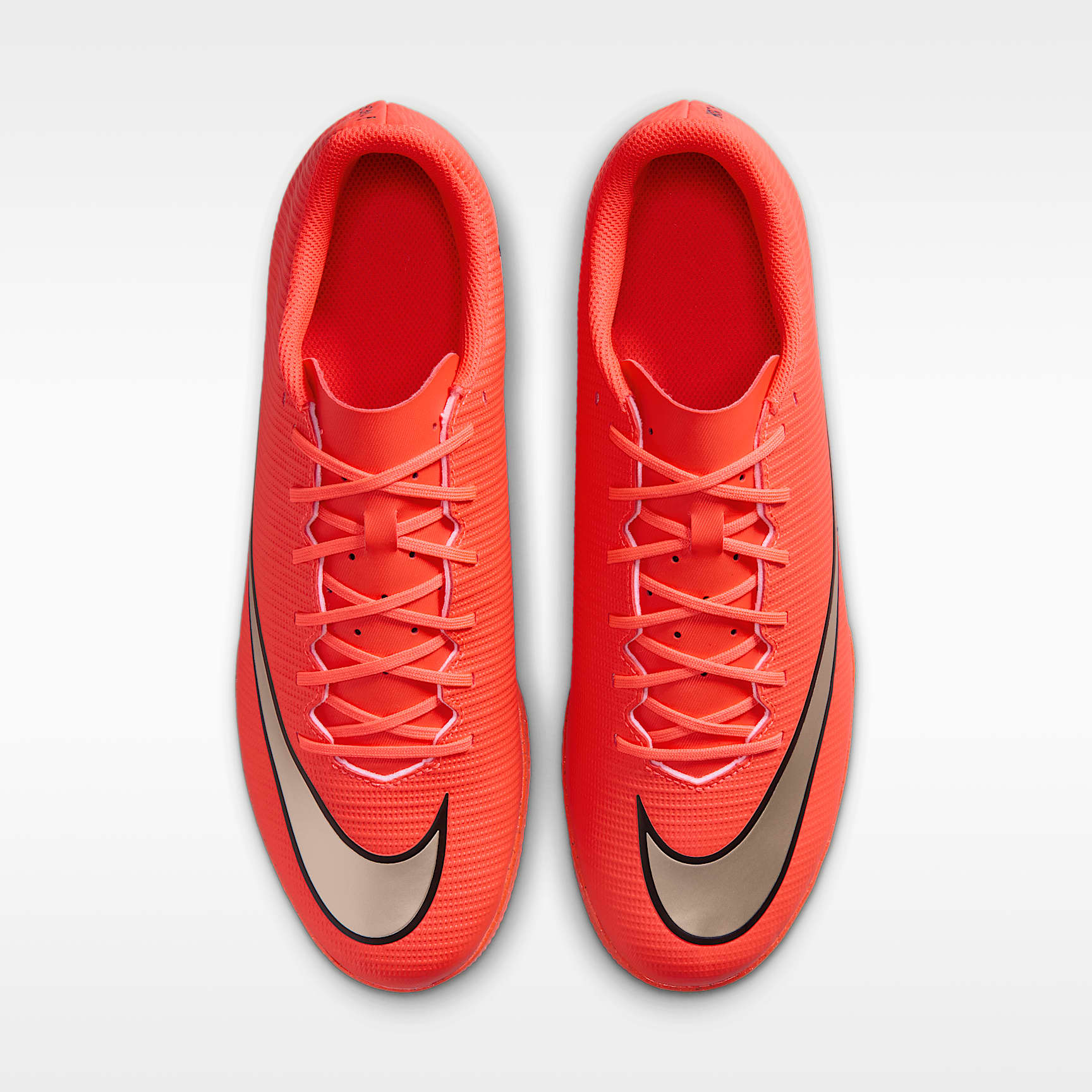 Nike Mercurial Vapor 17 Club Low-Top-Fußballschuh für Hallen- und Hartplätze – Bright Crimson/Blur