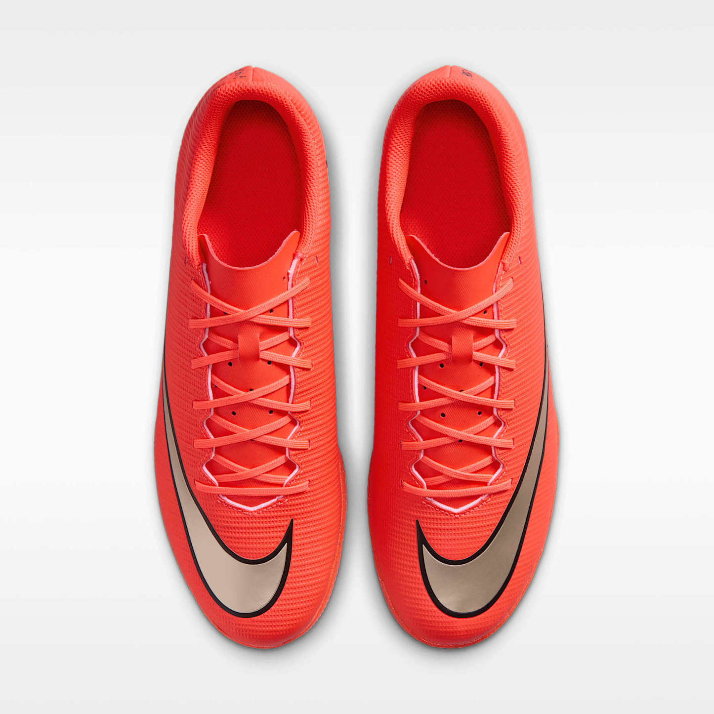 Nike Mercurial Vapor 17 Club Low-Top-Fußballschuh für Hallen- und Hartplätze – Bright Crimson/Blur