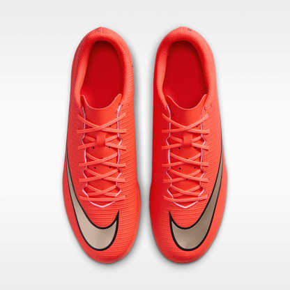 Nike Mercurial Vapor 17 Club Low-Top-Fußballschuh für Hallen- und Hartplätze – Bright Crimson/Blur