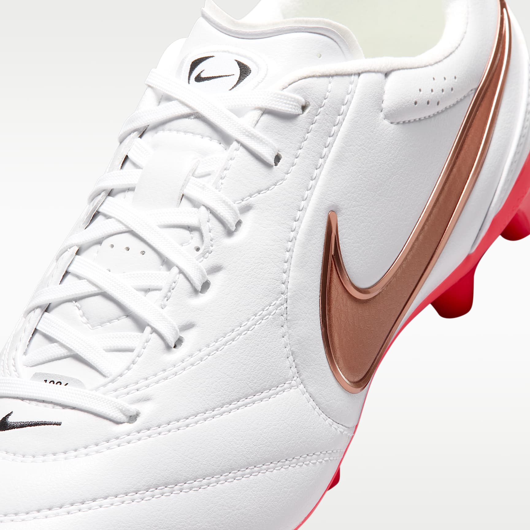 Nike Tiempo Ligera Pro Low-Top-Fußballschuh für Kunstrasen – Weiß/Bright Crimson/Blur