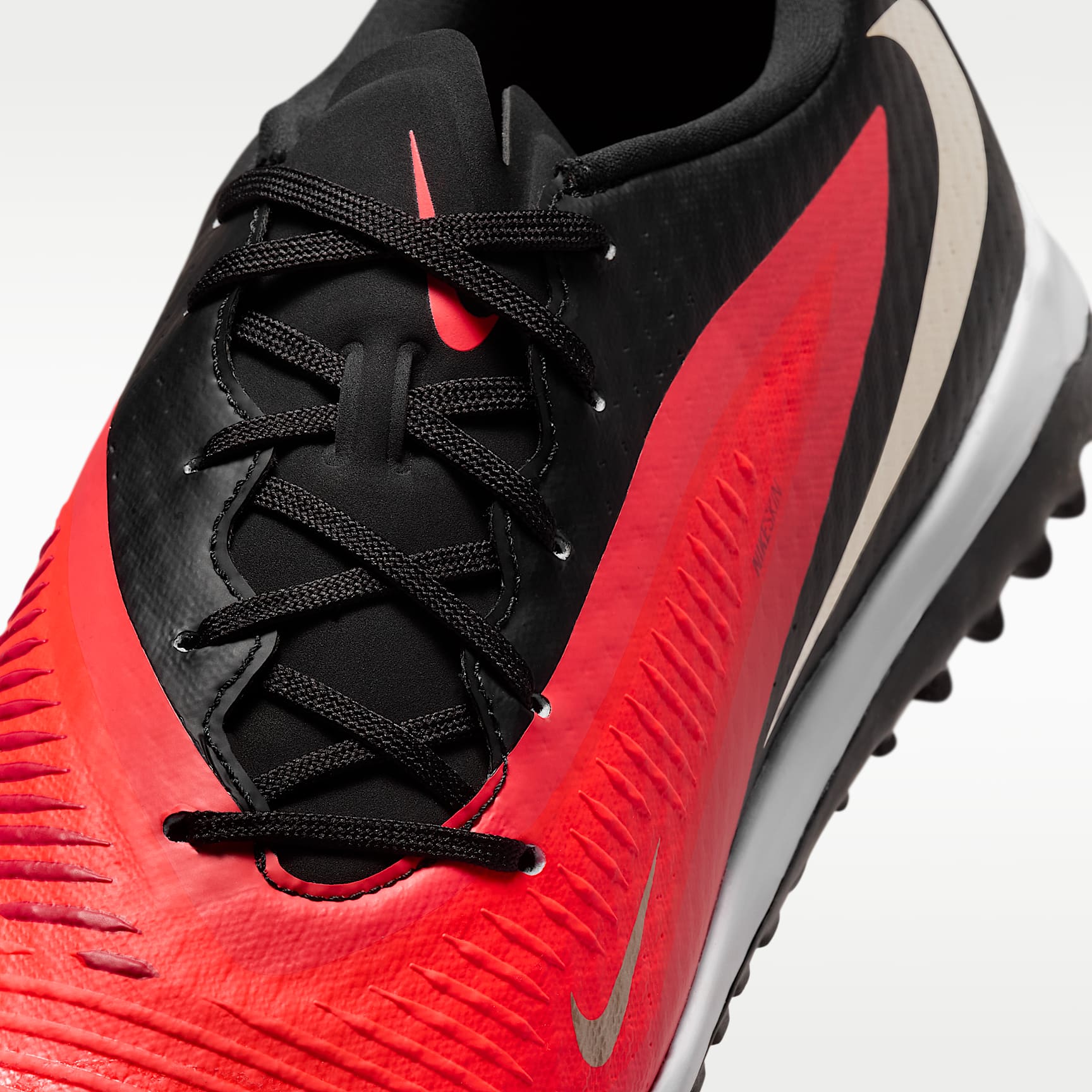 Nike Phantom 6 Low Academy Fußballschuh für Turf – Bright Crimson/Schwarz/Blur
