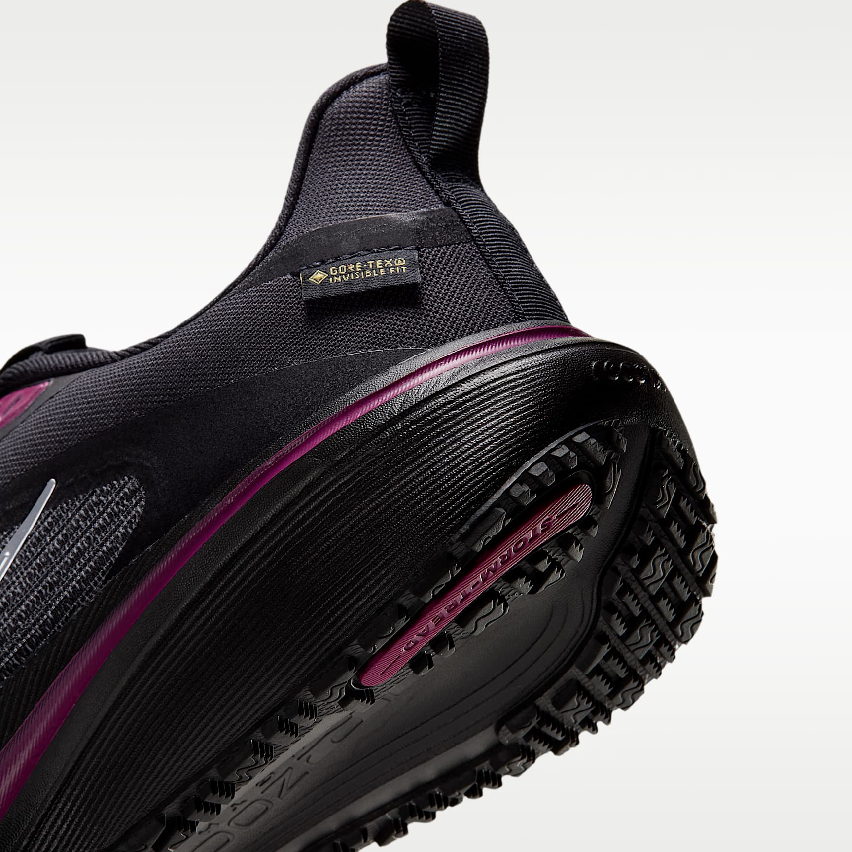 Nike Pegasus 42 GORE-TEX wasserdichter Straßenlaufschuh (Damen) – Schwarz/True Berry/Metallic Silver