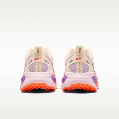 Nike Vomero 18 Straßenlaufschuh (Damen) – Chalk/Pink Foam/Bright Violet/Tattoo