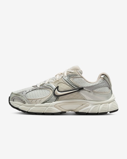 Nike V5 RNR Schuh mit reflektierenden Akzenten (Damen) – Summit White/Sail/Schwarz/Light Orewood Brown