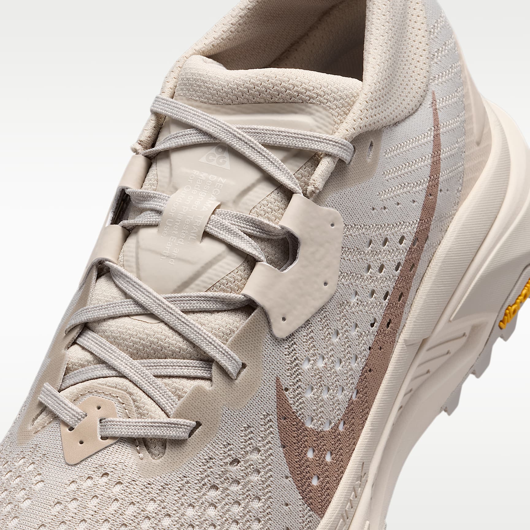 ACG Zegama Trail Traillaufschuh (Damen) – Cream II/Safety Orange/Light Orewood Brown