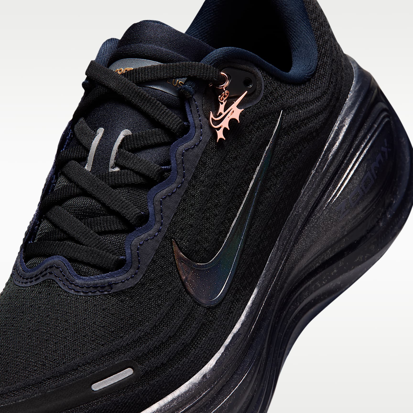 Nike Vomero Plus "Keely Hodgkinson" Straßenlaufschuh (Damen) – Pitch Blue/Blur/Blackened Blue/Schwarz