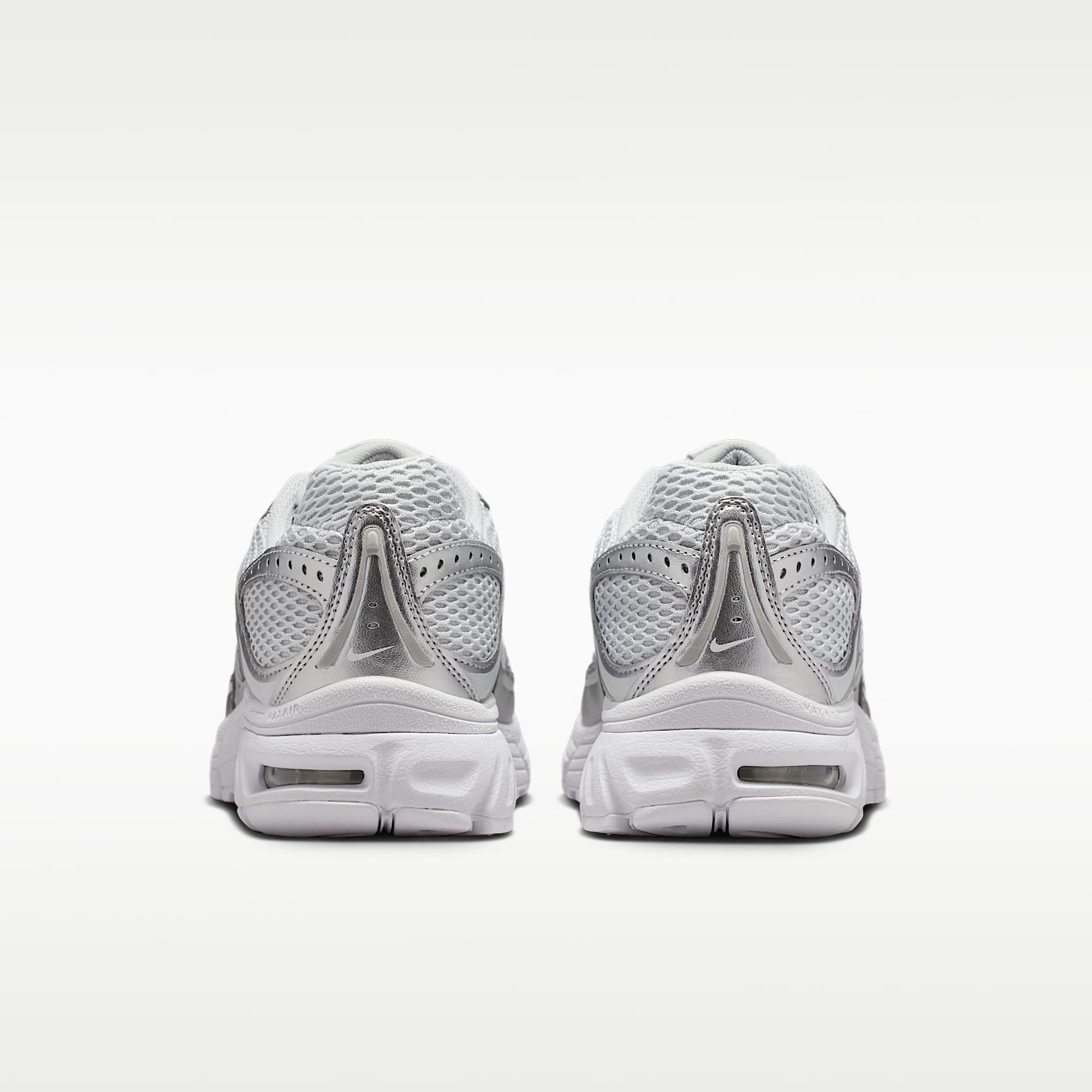 Nike Air Max Moto 2K Schuh mit reflektierenden Akzenten (Damen) – Grey Fog/Metallic Silver/Weiß