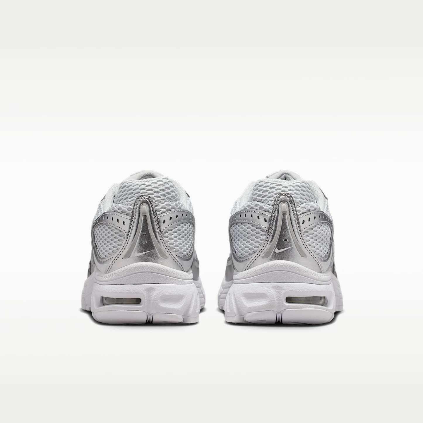 Nike Air Max Moto 2K Schuh mit reflektierenden Akzenten (Damen) – Grey Fog/Metallic Silver/Weiß