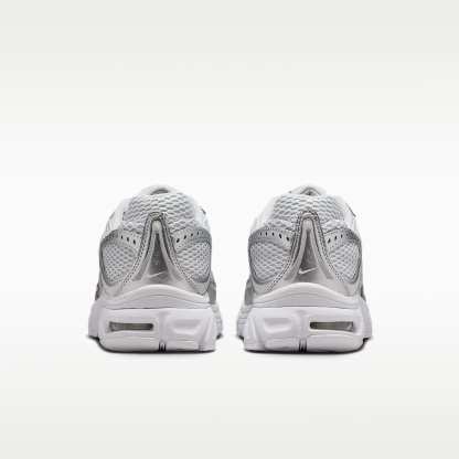 Nike Air Max Moto 2K Schuh mit reflektierenden Akzenten (Damen) – Grey Fog/Metallic Silver/Weiß