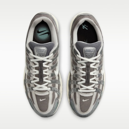 Nike P-6000 Schuh – Flat Pewter/Light Iron Ore/Metallic Silver/Weiß