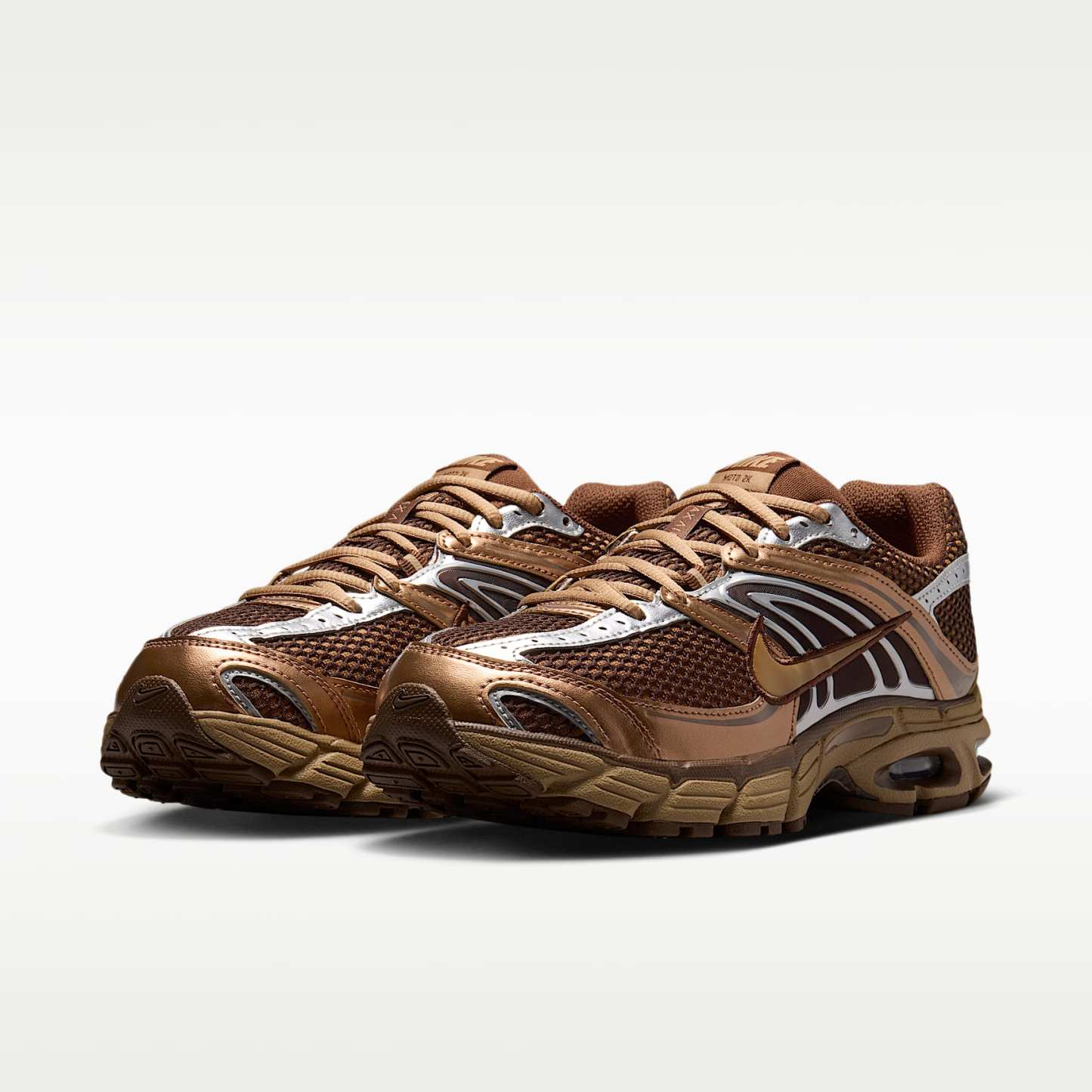 Nike Air Max Moto 2K Schuh mit reflektierenden Akzenten (Damen) – Light British Tan/Cacao Wow/Metallic Silver/Dark Driftwood