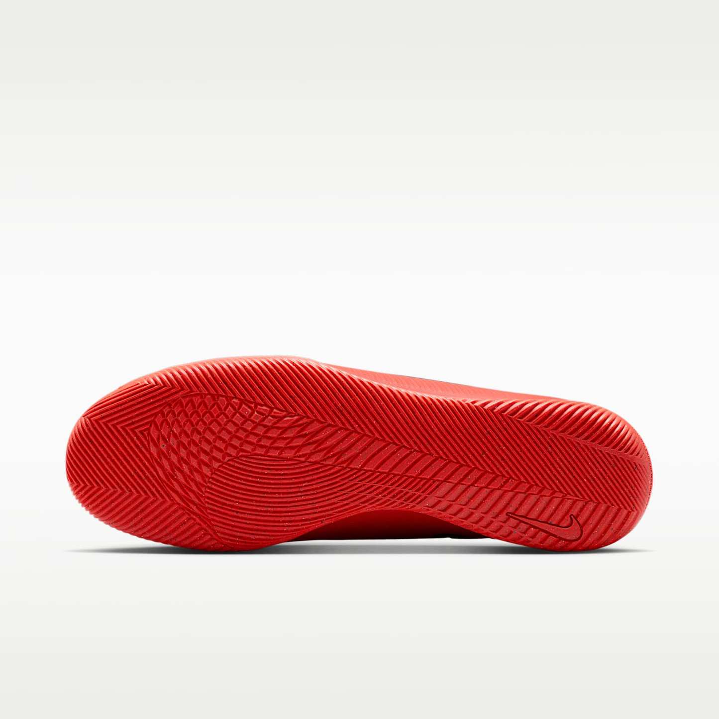 Nike Mercurial Vapor 17 Club Low-Top-Fußballschuh für Hallen- und Hartplätze – Bright Crimson/Blur