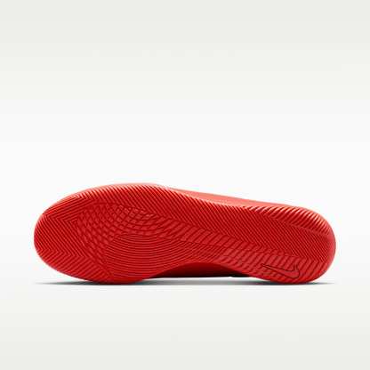 Nike Mercurial Vapor 17 Club Low-Top-Fußballschuh für Hallen- und Hartplätze – Bright Crimson/Blur