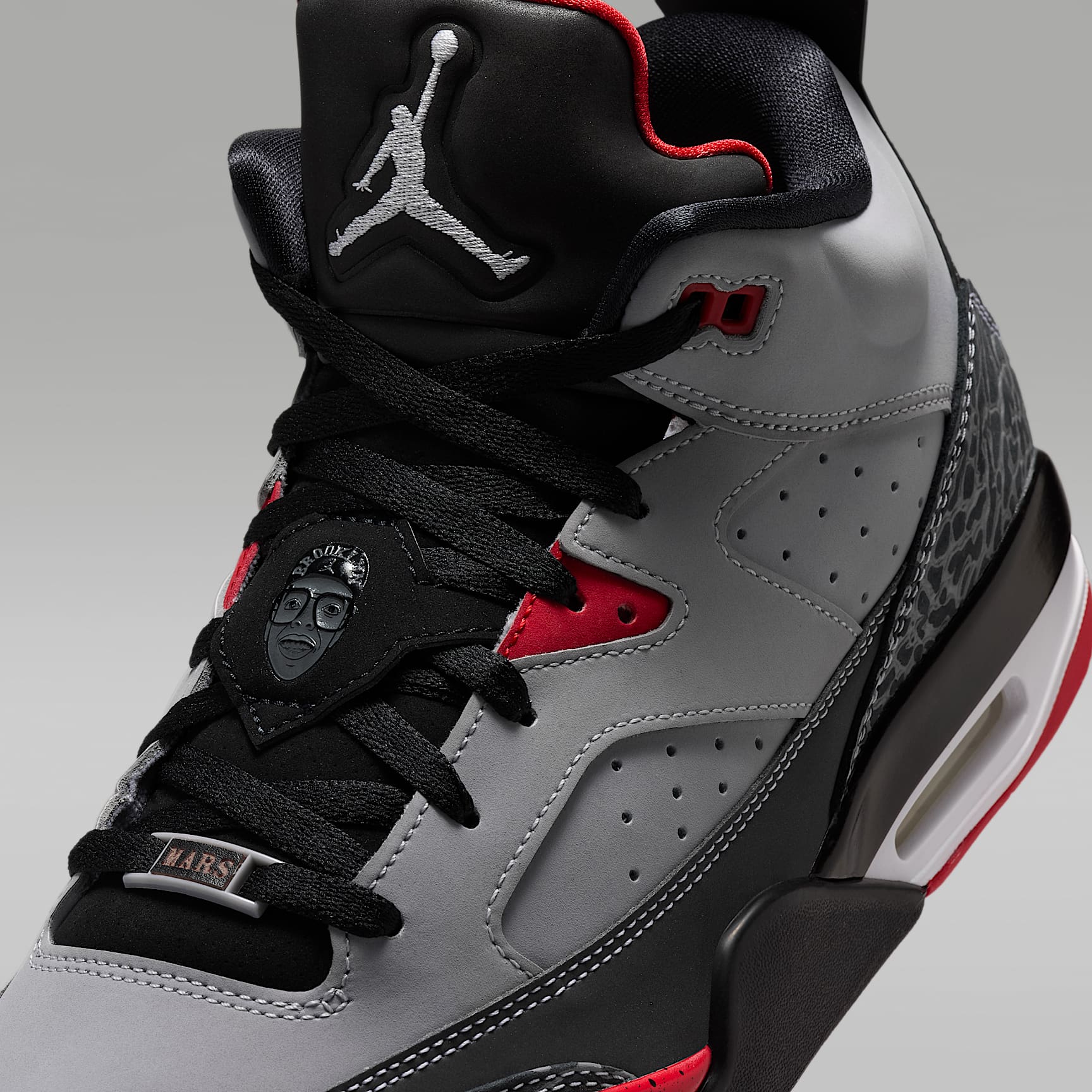 Jordan Son of Mars Low Herrenschuh – Cement Grey/Schwarz/Fire Red/Weiß