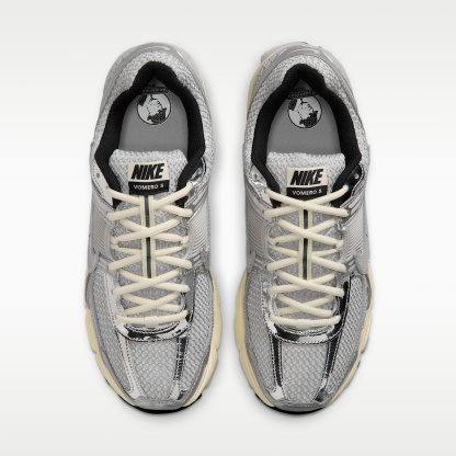 Nike Zoom Vomero 5 Schuh (Herren) – Grey Fog/Metallic Silver/Coconut Milk/Chrome