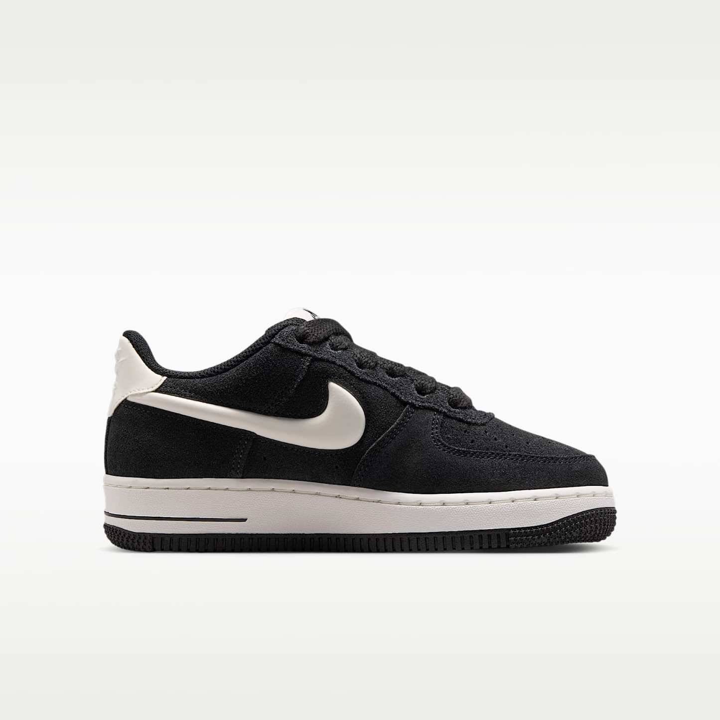 Nike Air Force 1 LV8 Schuh (ältere Kinder) – Schwarz/Sail