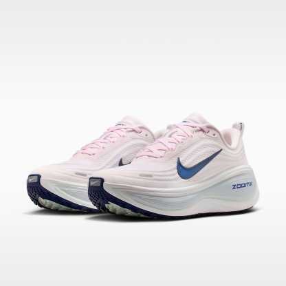 Nike Vomero Plus Straßenlaufschuh (Damen) – Pearl Pink/Weiß/Barely Green/Midnight Navy