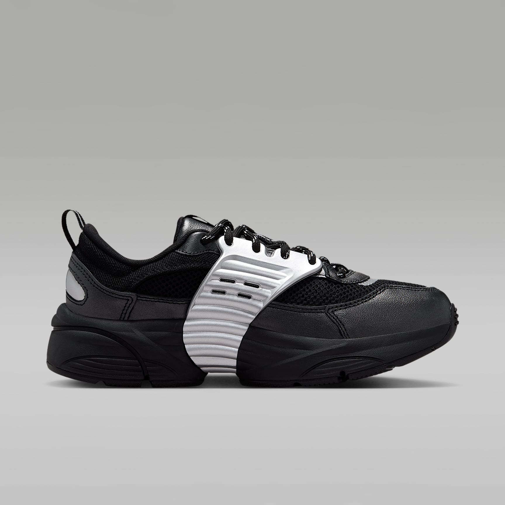 Jordan Trunner O/S Damenschuhe – Schwarz/Schwarz/Schwarz/Metallic Silver