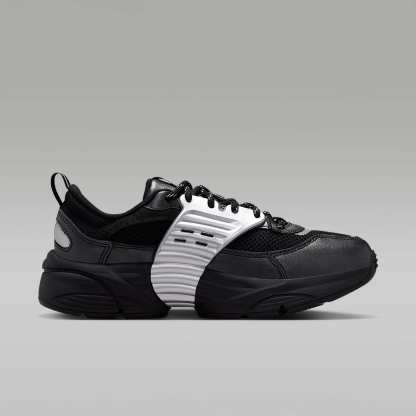 Jordan Trunner O/S Damenschuhe – Schwarz/Schwarz/Schwarz/Metallic Silver